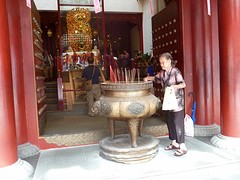 Dame voor de tempel in China town