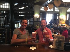 In de loung bar van het Raffles