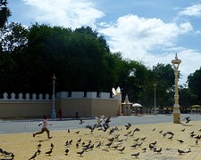 Jongetjes speelt voor het royal palace