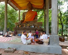 W krijgt geluk bij de zittende buddha