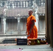 Monnik in Angkor wat tempel