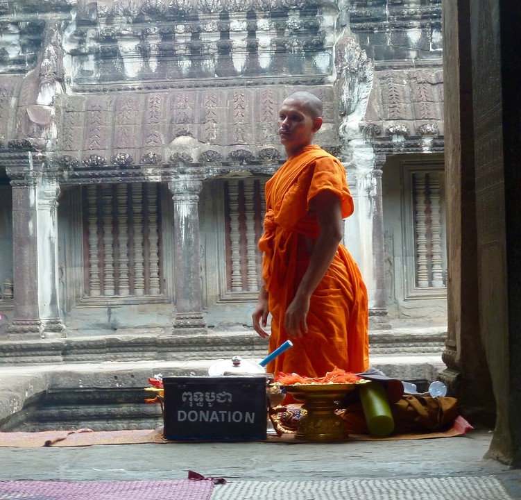 Monnik in Angkor wat tempel