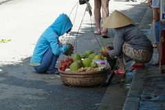 Twee vrouwen en fruit onderhandeling
