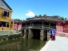 Huwelijks paar voor de japanese brug