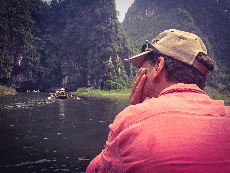 W staart over de Ngo dong rivier