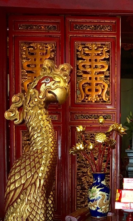 Drakenkop tempel in meer bij Hanoi