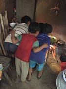 Drie jongens bij Kha nemen een kijkje in de keuken