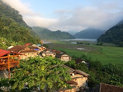 Uitzicht van Ba Bé lake view homestay
