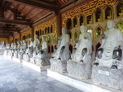 Beeldenrij Buddhistische Monnikken