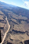Helikoptervlucht boven Grand Canyon - Boven Colorado rivier in Grand Canyon