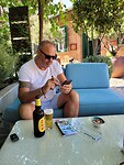 Relaxen en schrijven onder de druivenrank