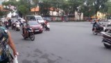 rustig straatje oversteken in Saigon