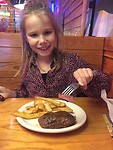 Lizz begint al langzaam een echte Cowgirl te worden met die lekkere steaks...