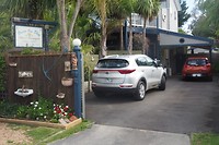 De tuin van onze B&B met onze auto