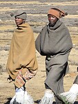 2 Lesotho vrouwen met typische kledij