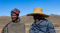2 Lesotho mannen met typische kledij