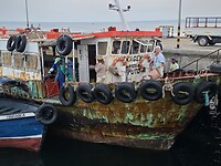 De roestige ferry terug