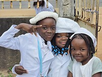 Massinga: Kinderen in wit