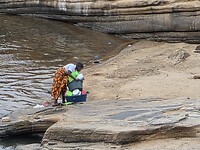 kleding wassen aan de rivier