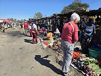 Zalewa: Geke koopt aubergines op de markt