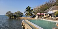 zwembad en lake Malawi