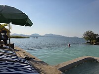 zwembad en lake Malawi