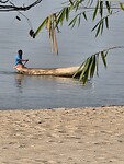 houten kano op het water