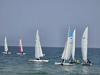 zeilboten naderen het strand