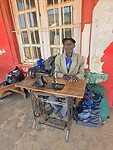 Ekwedeni: Man ah werk voor zijn naaiatelier