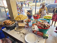 Makambako: lunch bij een stalletje