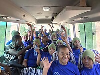 schoolbus met meisjes