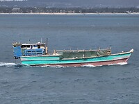 Op de ferry: houten vrachtboot