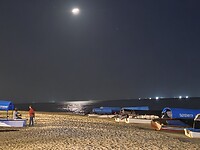 Tembo hotel: strand bij volle maan