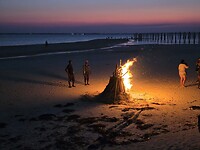 Kae Funk Sunset Beach: houtvuur op het strand