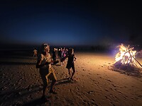 Kae Funk Sunset Beach: dansen bij het houtvuur