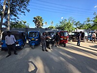 Dar es Salaam: tuk-tuks aangekomen op de camping