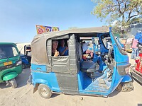 Dar es Salaam: tuk-tuk brengt ons naar de camping