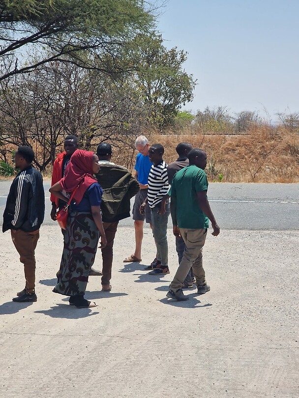 Wim maakt een praatje met Tanzanianen
