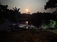 Volle maan op de Mansha rivier