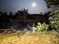 Onze camperplek: 's Avonds bij volle maan