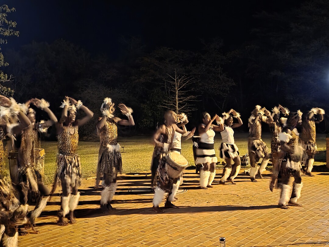 Victoria Falls Hotel: Zoeloe show