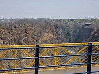 Rijdend over de Victoria Falls brug