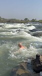 Wim zwemmend naar de rand vd Vic falls