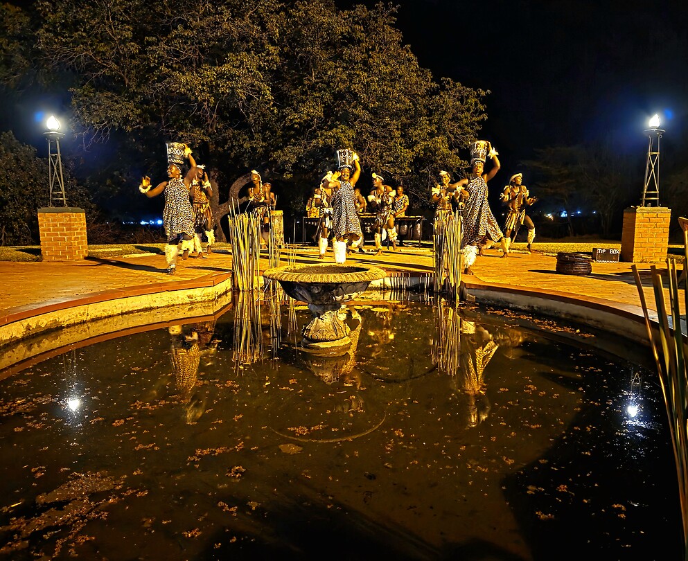 Victoria Falls Hotel: Zoeloe show