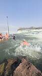 Wim zwemt naar de groep in de Devils Pool
