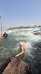 Geke zwemt naar de groep in de Devils Pool