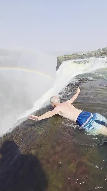 Victoria Falls: Wim in de Devils Pool
