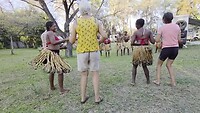 N'kgazi Camp: Geke doet mee met de traditionele dans