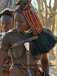Himba meisje met Ohumba versiering met een witte schelp