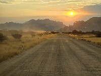 Onverharde weg naar Erongo mountains